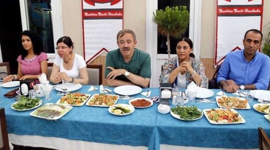 Eş Başkanlar Mutlu Ve T&uuml;rk, Muhtarlarla İftar Sofrasında Buluştu