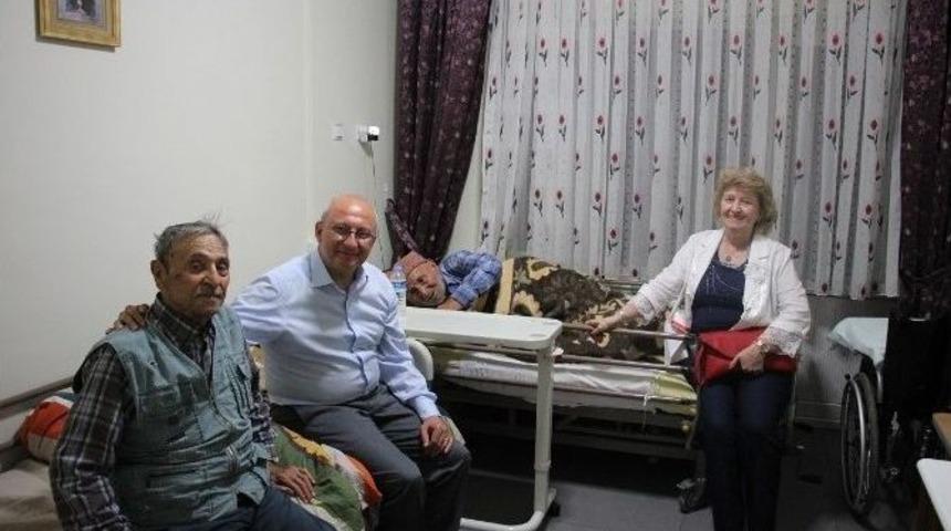 Utku &Ccedil;akır&ouml;zer Huzurevinde Verilen İftara Katıldı