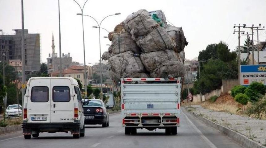 Aşırı Y&uuml;kl&uuml; Kamyonet Kazaya Davetiye &Ccedil;ıkardı