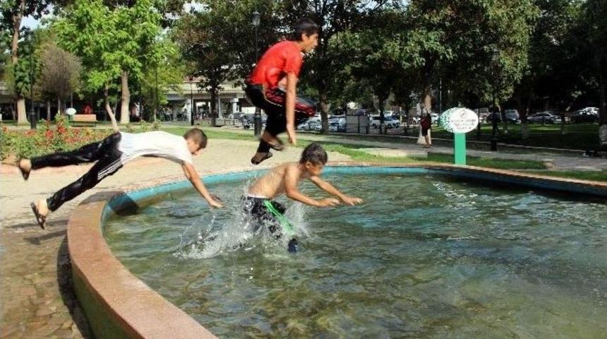 Sıcak Havadan Bunalan &Ccedil;ocuklar S&uuml;s Havuzlarında Serinliyor