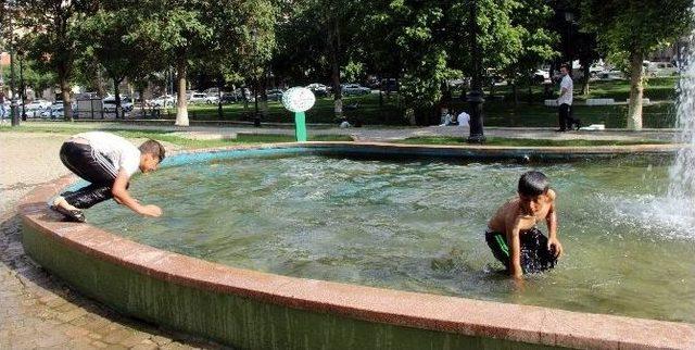 Sıcak Havadan Bunalan Çocuklar Süs Havuzlarında Serinliyor