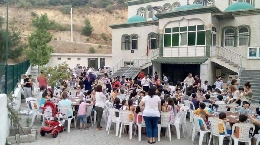 M&uuml;ft&uuml;l&uuml;kten &Ccedil;ocuklara İftar Yemeği