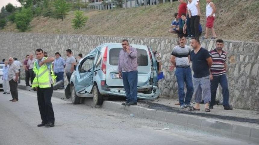 Yolcu Minib&uuml;s&uuml; Kaza Yaptı: 2 Yaralı