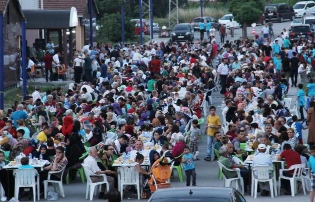 G&uuml;l&uuml;&ccedil; Belediyesi Bin 500 Kişiye İftar Verdi