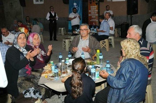 Akşehir Belediyesi&rsquo;nden Mahalle İftarları S&uuml;r&uuml;yor 2