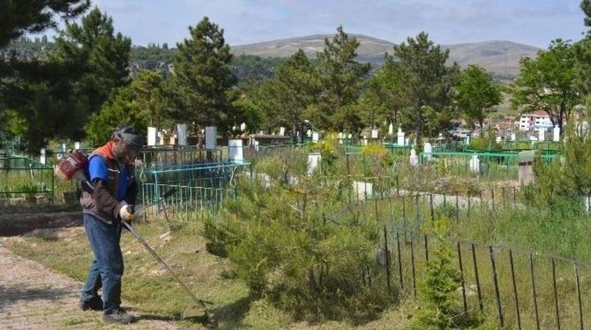 B&uuml;nyan Belediyesi Mezarlıklarda Bayram Temizliğine Başladı