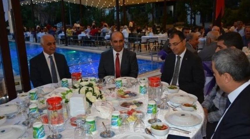 Vali Toprak &lsquo;iyilik Sofrası&rsquo; İftar Programına Katıldı