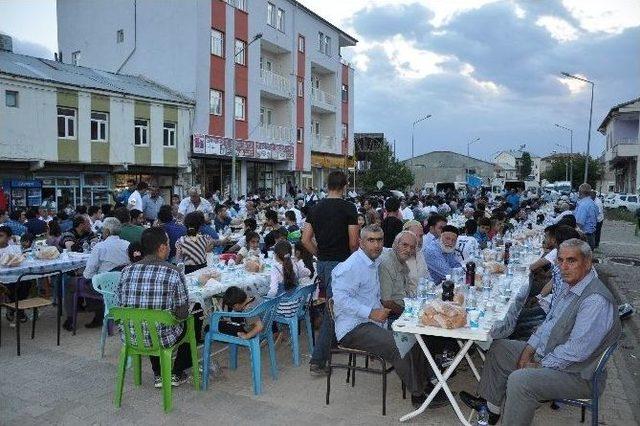 Sincik Belediyesinden Bin Kişiye İftar Yemeği