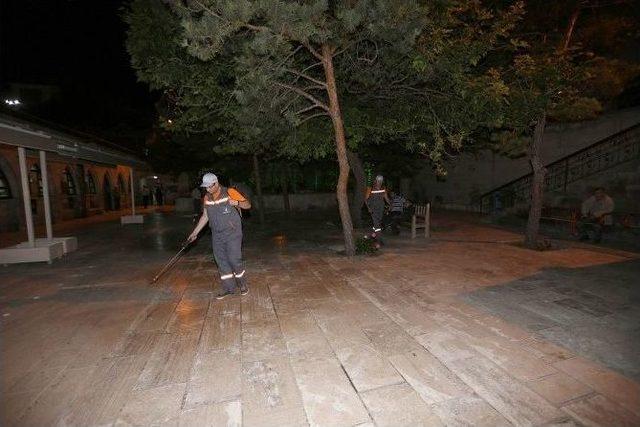 Sivas&rsquo;ta Camiler G&uuml;l Suyuyla Yıkanıyor 1