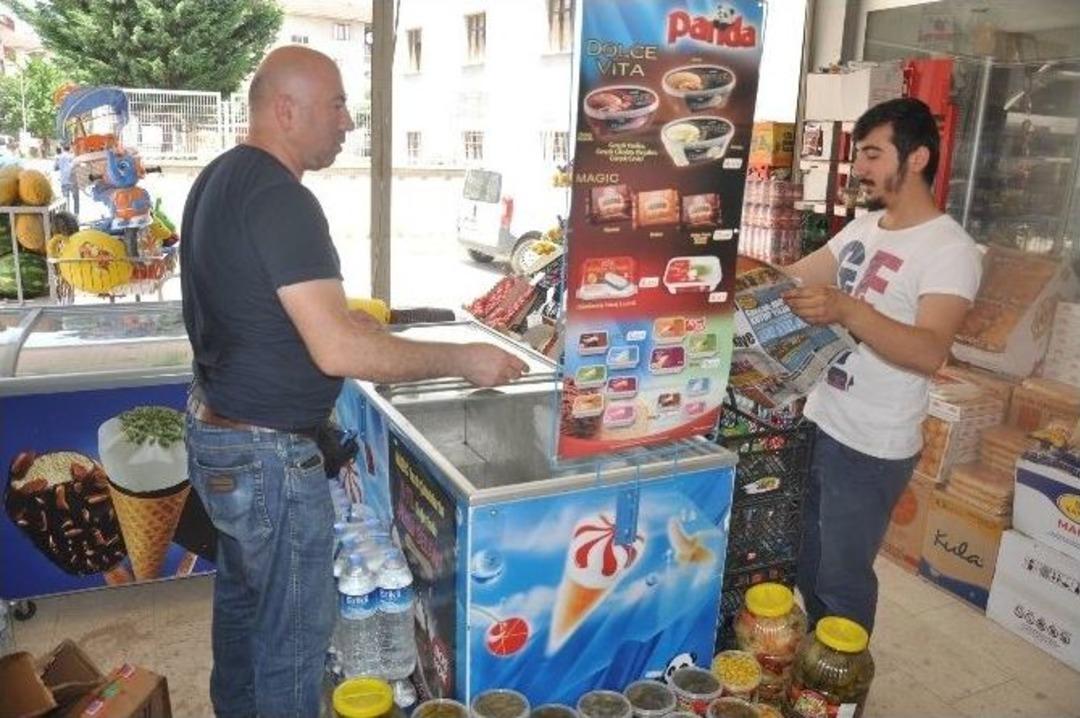 Sıcaktan Bunalınca Dondurma Dolabında Girip Serinliyor
