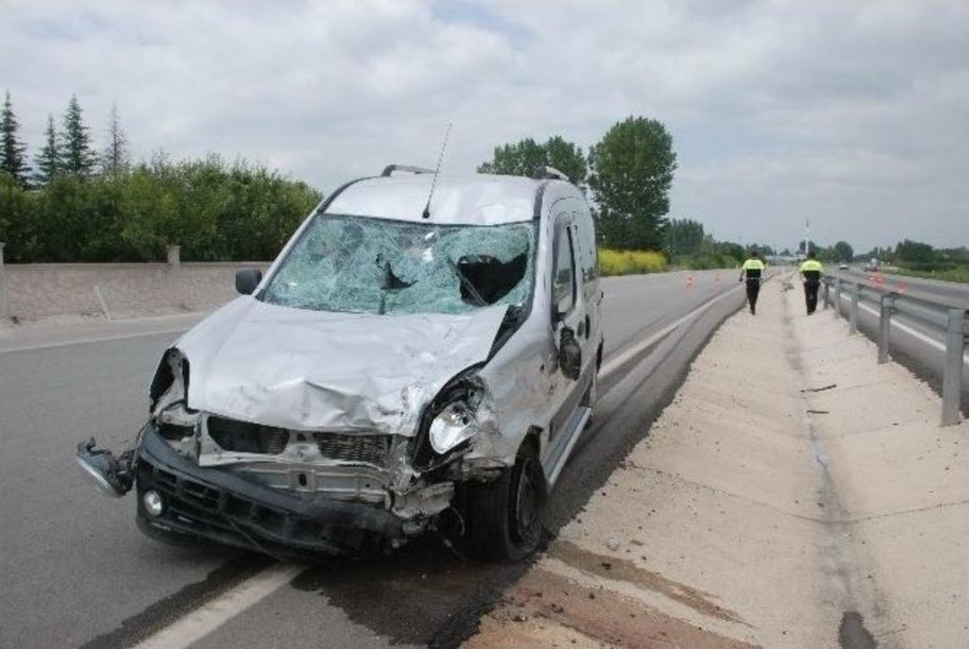 Karayolları İş&ccedil;ilerine Kamyonet &Ccedil;arptı: 2 &Ouml;l&uuml;, 2 Yaralı