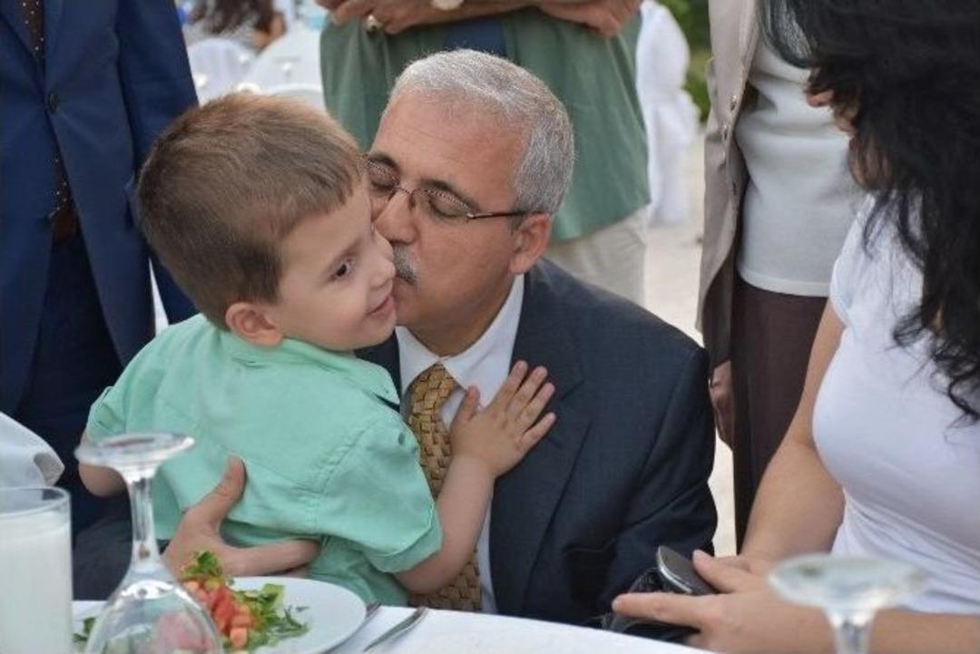 Vali G&uuml;ven&ccedil;er Ve Eşi Koruyucu Ailelerle İftarda Buluştu