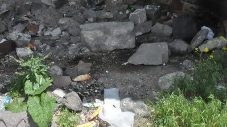 Kars&rsquo;ta U&ccedil;ucu Madde Bağımlıları Kiliseyi Mesken Tuttu