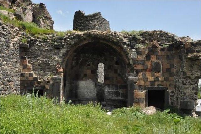 Kars’ta Uçucu Madde Bağımlıları Kiliseyi Mesken Tuttu