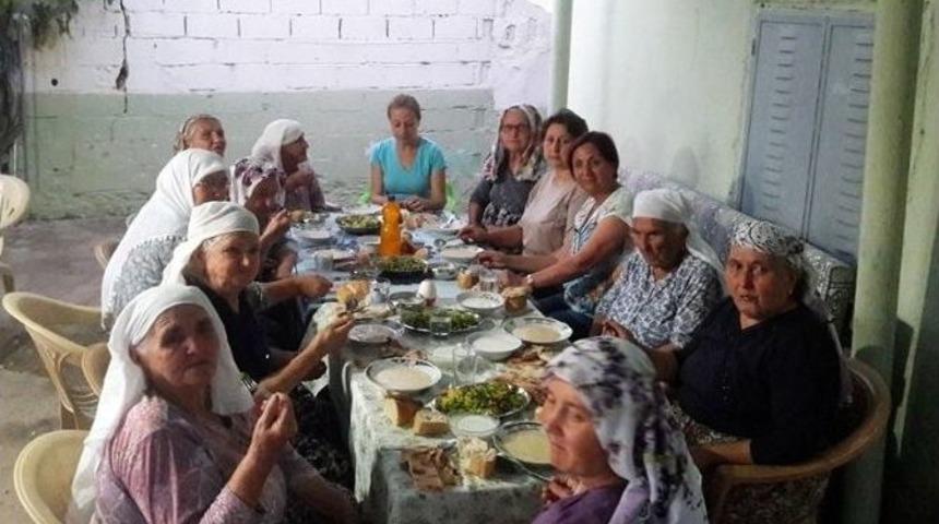 Chp&rsquo;li Kadınlar Tanımadıkları Ailelerle İftar Yaptı