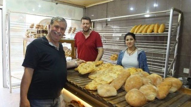 Burhaniye’deki Fırıncının Askıda Ekmek Uygulaması İlgi Gördü