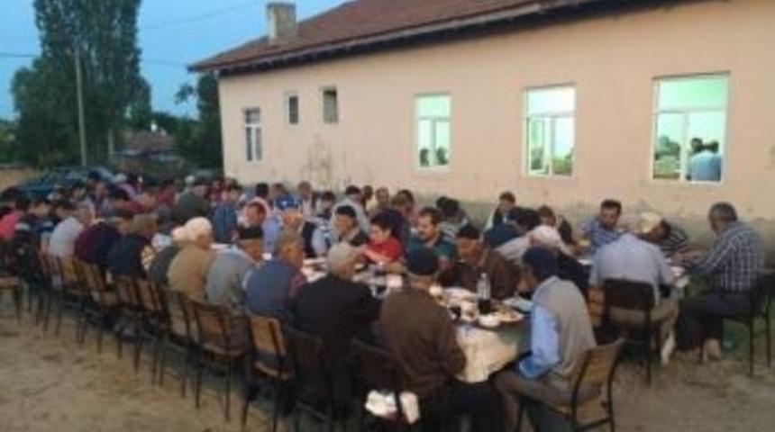 Taşk&ouml;pr&uuml;&rsquo;de Muhtardan K&ouml;y Halkını İftar Yemeği
