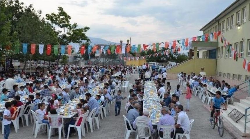 Yeşilyurt Belediyesi İftar Sofrası Tops&ouml;ğ&uuml;t&rsquo;te Kuruldu