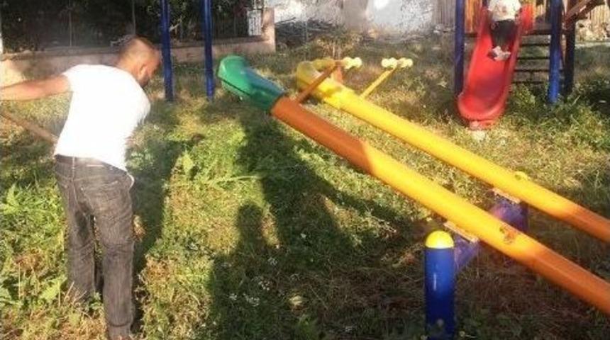 Çocuklar Bayramda Rahatça Oynasın Diye Tek Başına Köy Parkını Temizledi