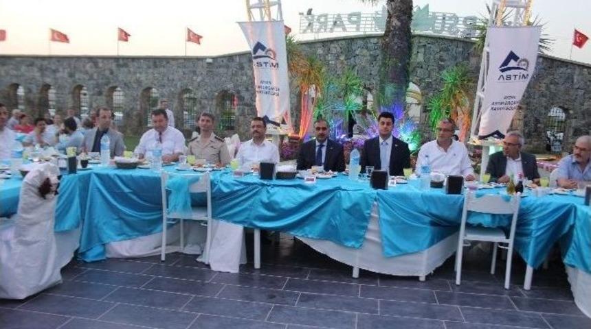 Vali Koçak, Astim’in İftarında İşadamları İle Bir Araya Geldi