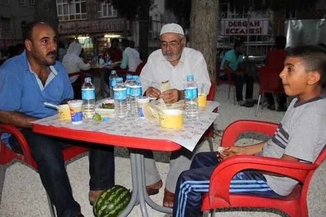 Eyyübiye Belediyesi’nden Hasta Yakınlarına İftar Sofrası