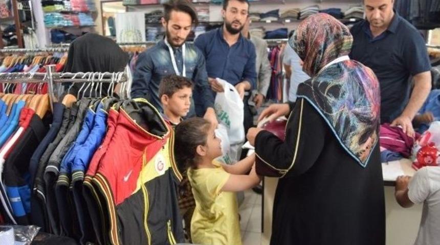 Bitlis İhh&rsquo;dan G&uuml;roymak&rsquo;ta İftar Yemeği Ve Yetim Giydirme Programı