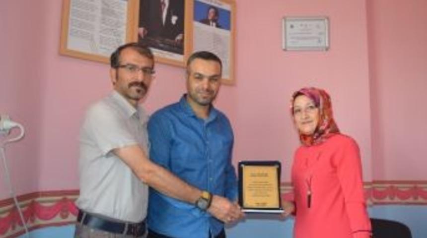 Alparslan Anaokulu M&uuml;d&uuml;r&uuml; Belge&rsquo;ye Plaket