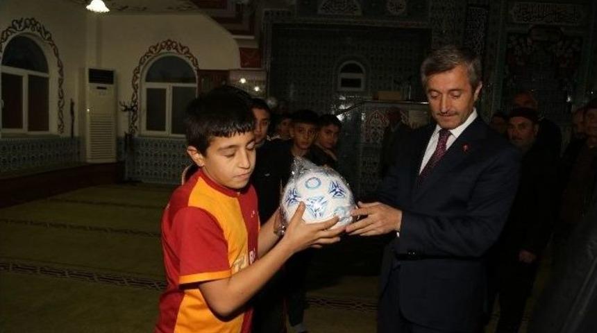 Tahmazoğlu &Ccedil;ocukları Oyuncaklar İle Sevindiriyor