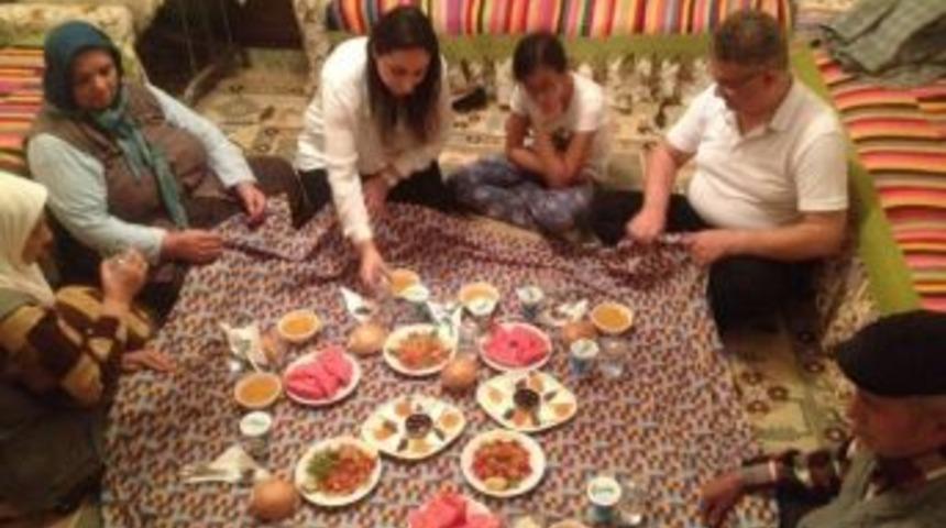 Vali Pekmez Eşi İle Birlikte Vatandaşın Sofrasında İftar Yaptı