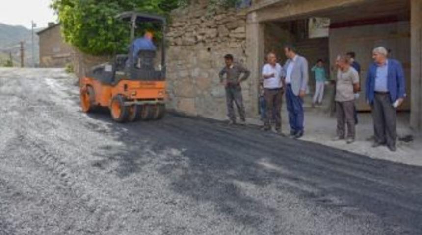 Hakkari Belediyesinin Yol Onarım &Ccedil;alışmaları S&uuml;r&uuml;yor