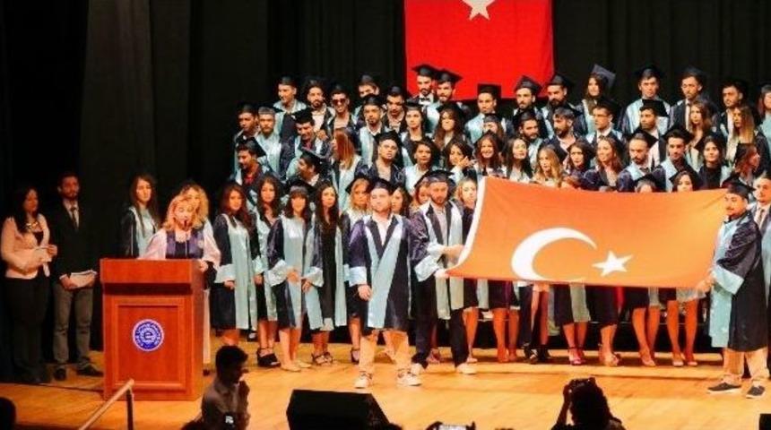 Mezuniyette &rsquo;hendek&rsquo;li Pankarta T&uuml;rk Bayraklı Cevap