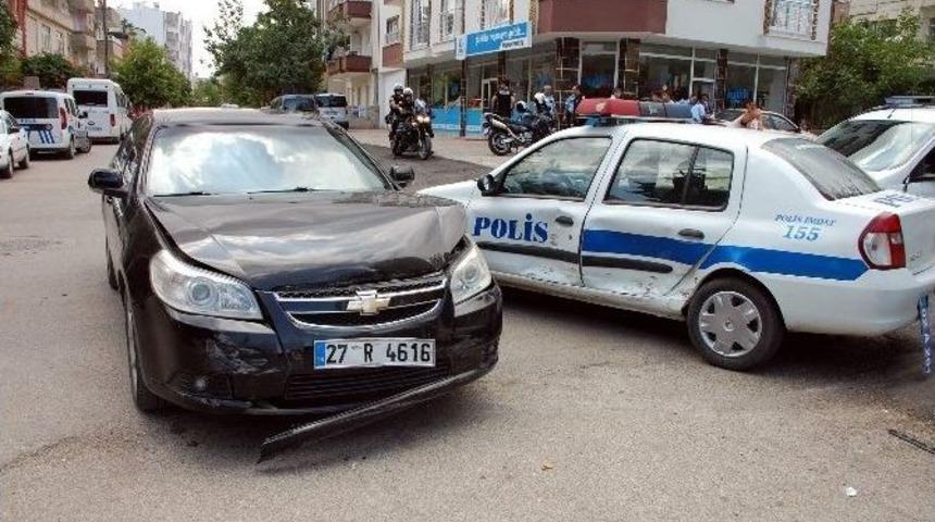 Otomobil İle Polis Aracı &Ccedil;arpıştı: 1&rsquo;i Polis, 2 Yaralı
