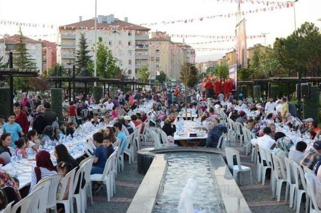 G&uuml;labibey&rsquo;de 6 Bin Kişiyle İftar Coşkusu