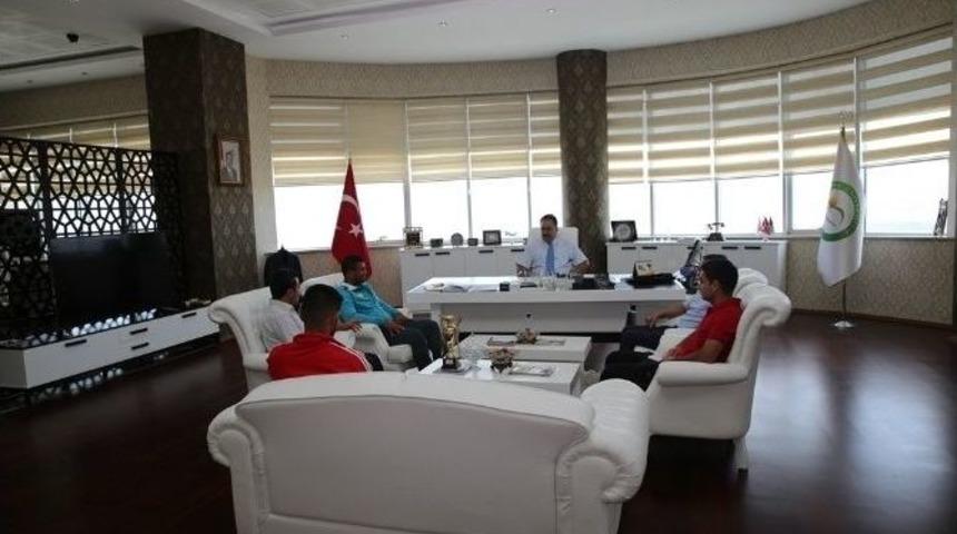 Iğdır &Uuml;niversitesi &Ouml;ğrencisi Boks Şampiyonasında T&uuml;rkiye İkincisi Oldu