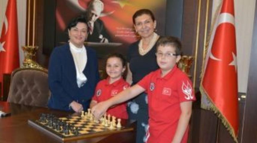 Minik Milli Satran&ccedil;&ccedil;ılardan Vali Civelek&rsquo;e Ziyaret