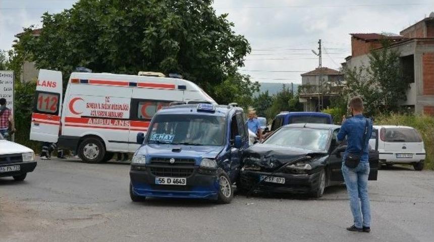 Otomobil İle Dolmuş &Ccedil;arpıştı: 1 Yaralı