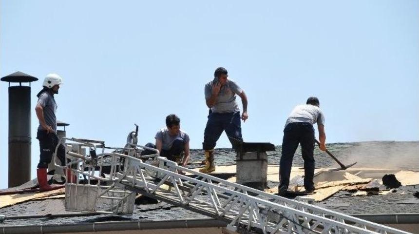 Restoranın &Ccedil;atısında &Ccedil;ıkan Yangın Korkuttu