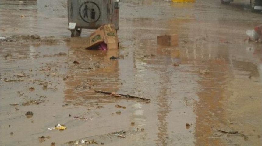 Yağan Yağmur Sele Yol A&ccedil;tı