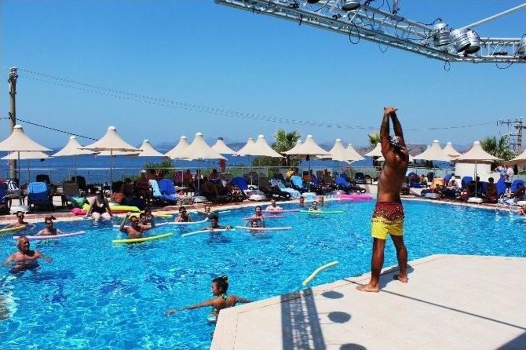 Bodrum&rsquo;da 45 Derecelik Havada Turistler Buzlu Havuzda Serinledi