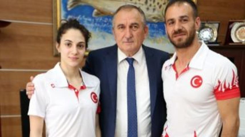 Şampiyon Sporcular, Başkan Yılmaz&rsquo;ı Ziyaret Etti