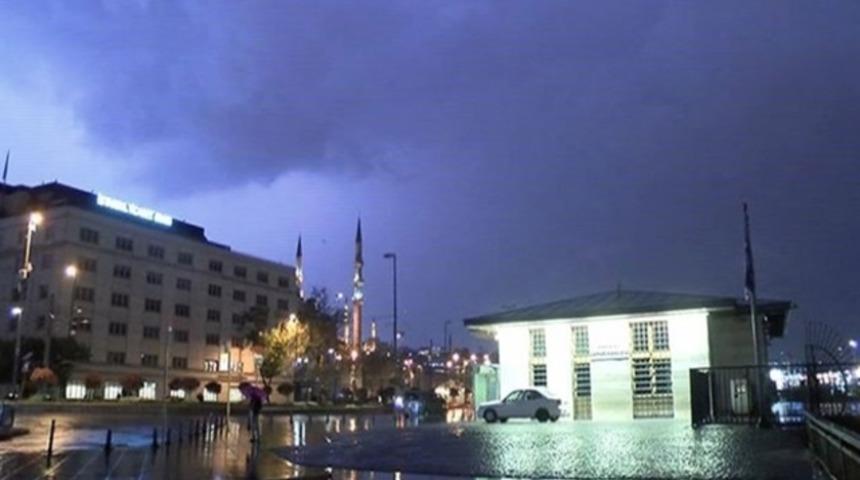 İstanbul'u şimşekler aydınlattı