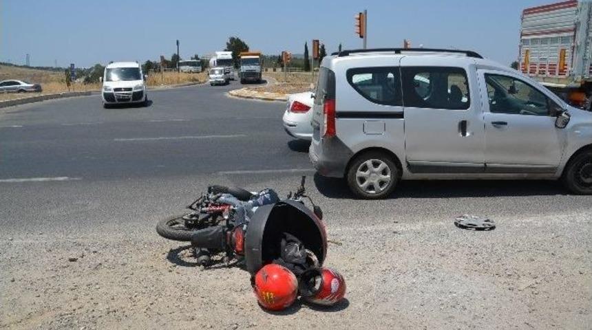 Metrelerce S&uuml;r&uuml;klendi Kaskı Sayesinde Kazadan Yaralı Kurtuldu