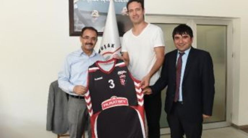 Uşak Sportif İ&ccedil; Transferde Kaptan Mesut İle S&ouml;zleşme Yeniledi