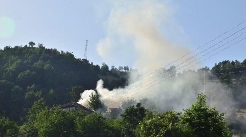 Benzinlik Yakınında &Ccedil;ıkan Anız Yangını Korkuttu