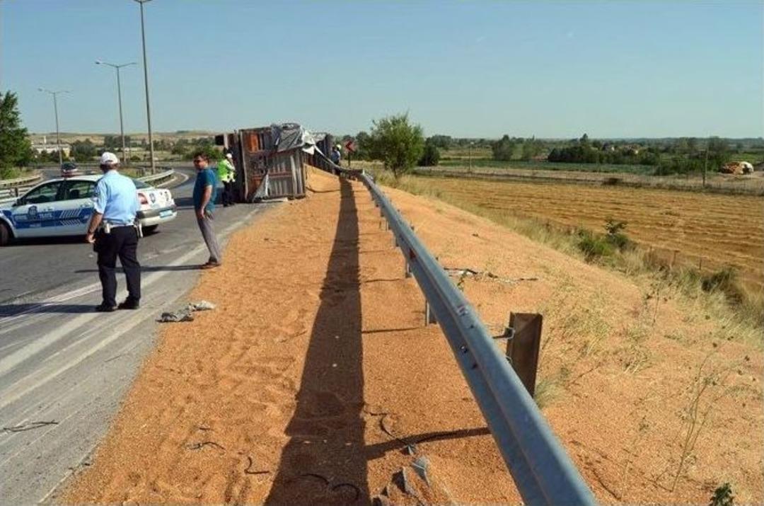 Buğday Y&uuml;kl&uuml; Tır Devrildi: 1 Yaralı