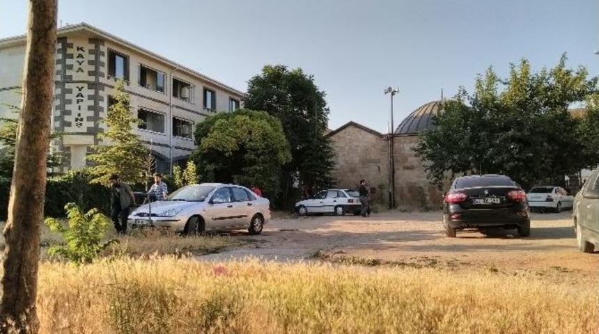 Polis, Cami Avlusunda Uyuşturucu Madde Kullananları Aradı