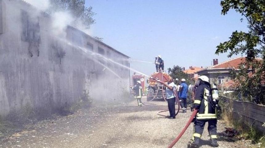 100 Tona Yakın Malzemenin Zarar G&ouml;rd&uuml;ğ&uuml; B&uuml;y&uuml;k Yangın Kontrol Altına Alındı