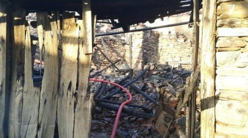 Tarihi Kasabada &Ccedil;ıkan Yangında Bir Ev K&uuml;l Oldu