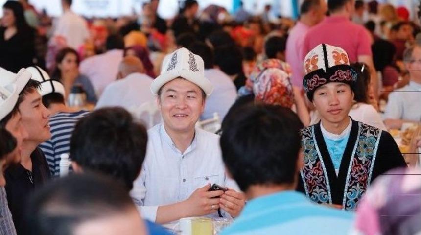 Kırgısiztanlı M&uuml;sl&uuml;manlar Sultangazi&rsquo;de İftar Sofrasında Buluştu