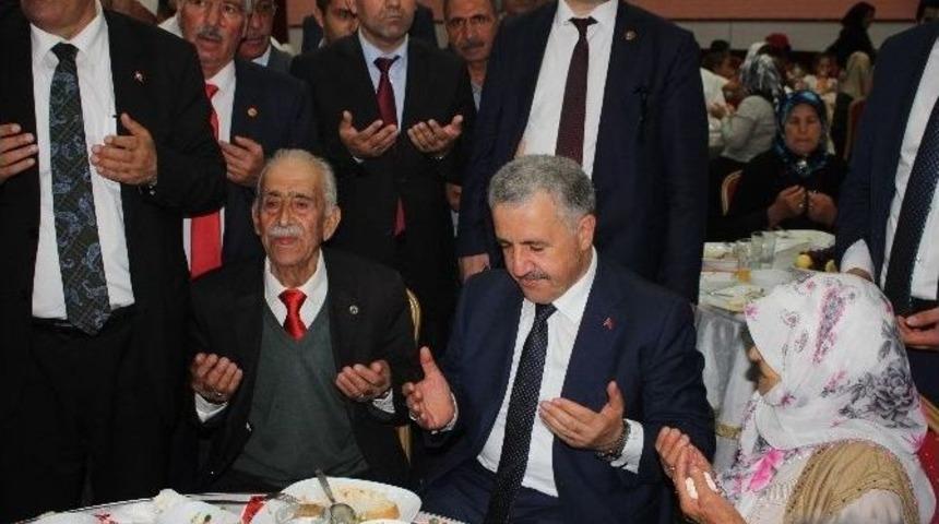 Bakan Arslan, Şehit Ve Gazi Aileleriyle İftarda Bir Araya Geldi